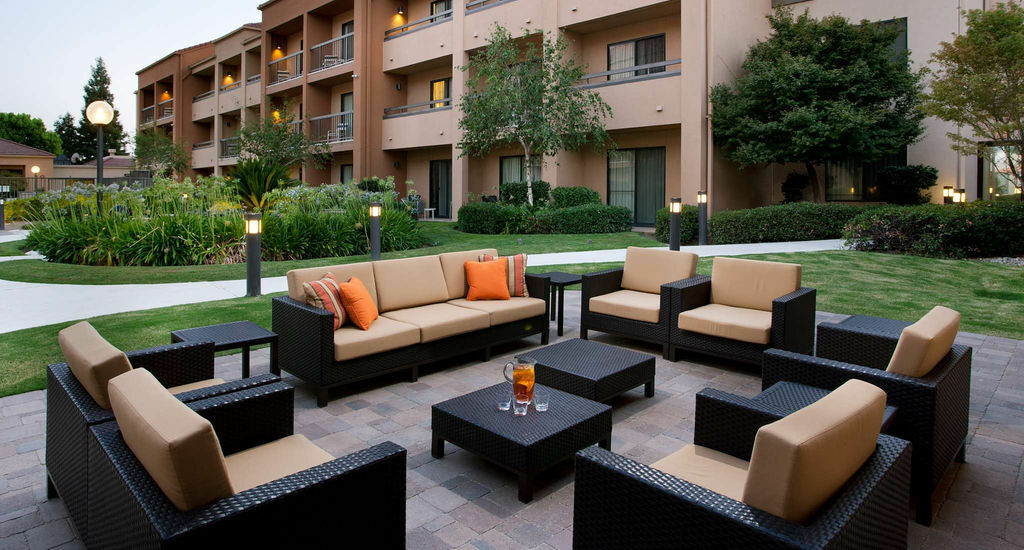 Courtyard By Marriott Bakersfield Hotel Bagian luar foto